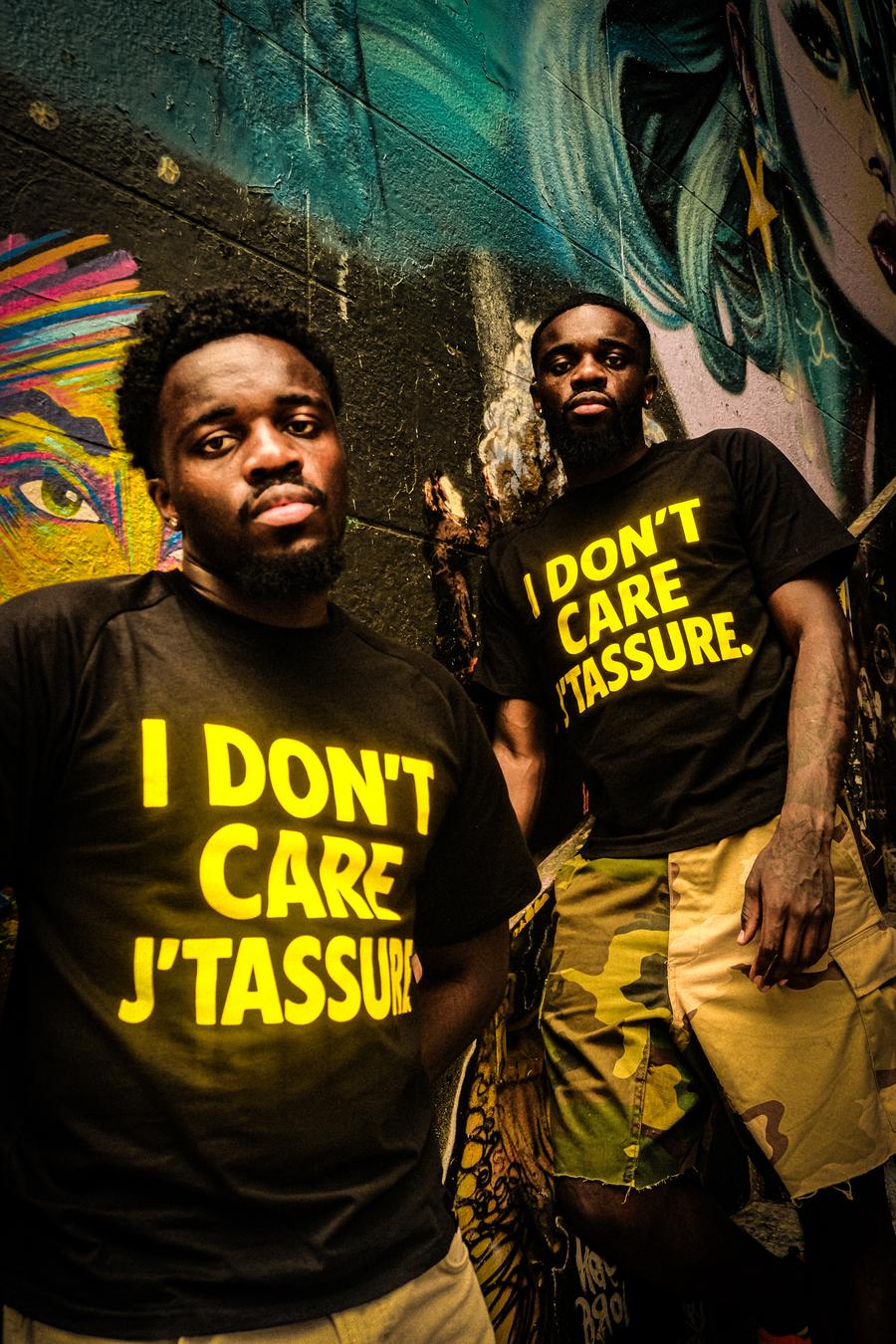 Deux hommes devant un mur peint, print jaune.