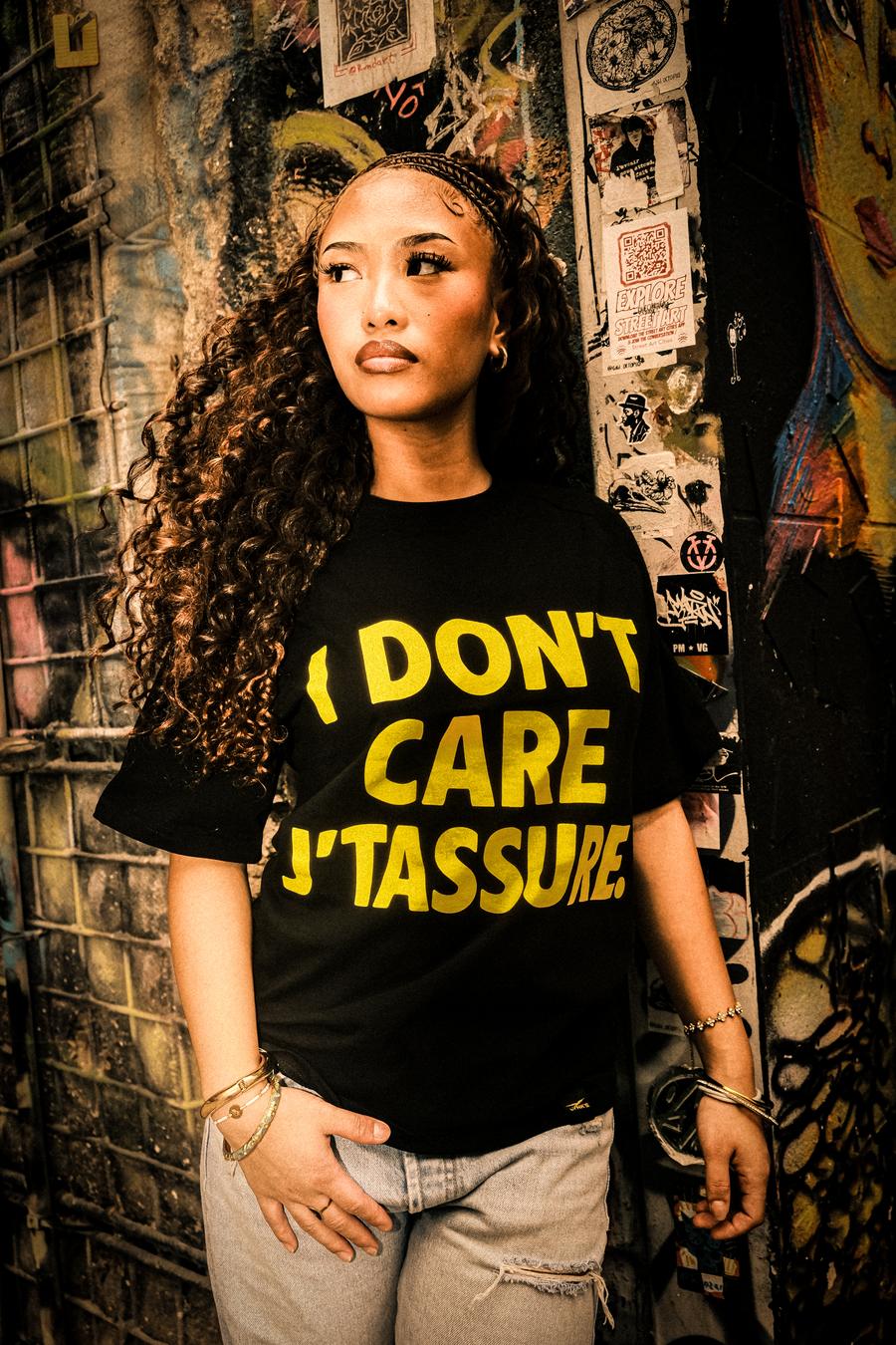 Portrait au flash devant un mur graffé, print jaune.