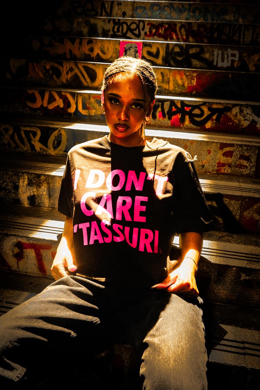 Assise dans l’escalier taggé, print rose.