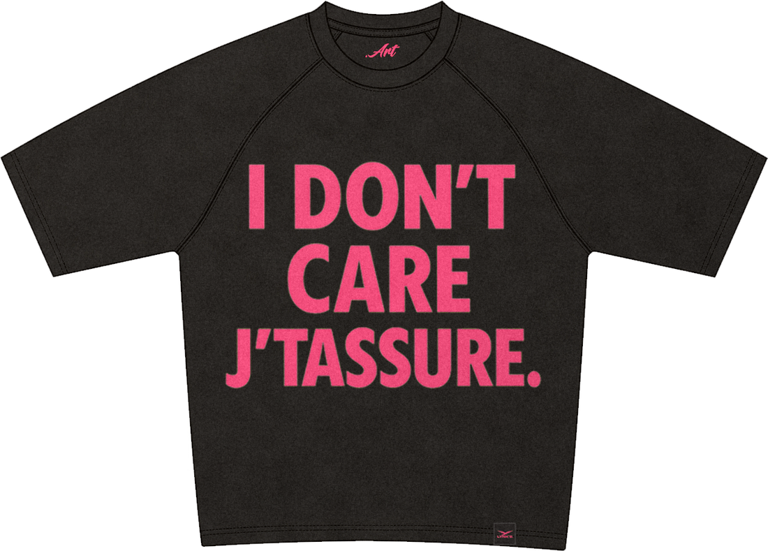 Le même tee-shirt noir, print en rose.
